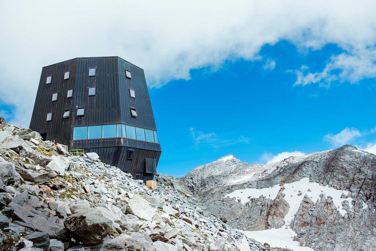Die Schwarzensteinhütte auf 3.026 m in den Zillertaler Alpen